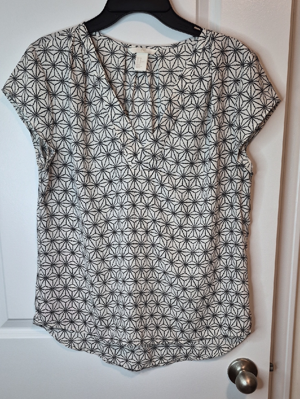 H&M Women's Black & White Geometricโ V-Neck Cap Sleeve Blouse Size 10